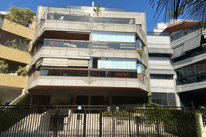 Prédios residenciais à Rua Afonso Taunay, nos 310 e 350, Barra da Tijuca (RJ)