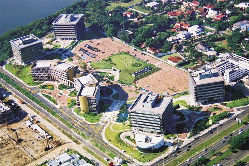 Centro Empresarial Mário Henrique Simonsen, à Av. das Américas, Barra da Tijuca (RJ)